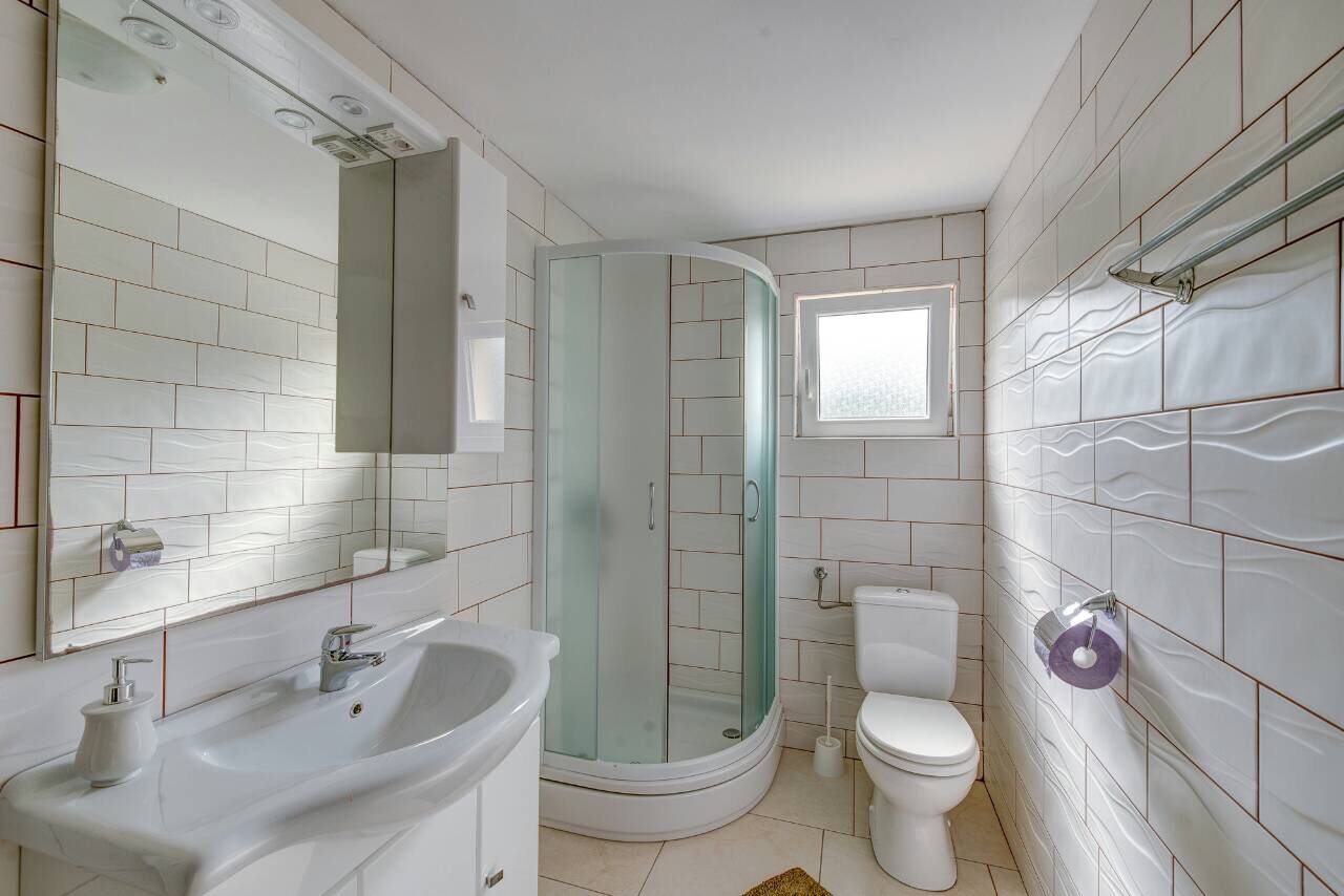 Sakarun bathroom