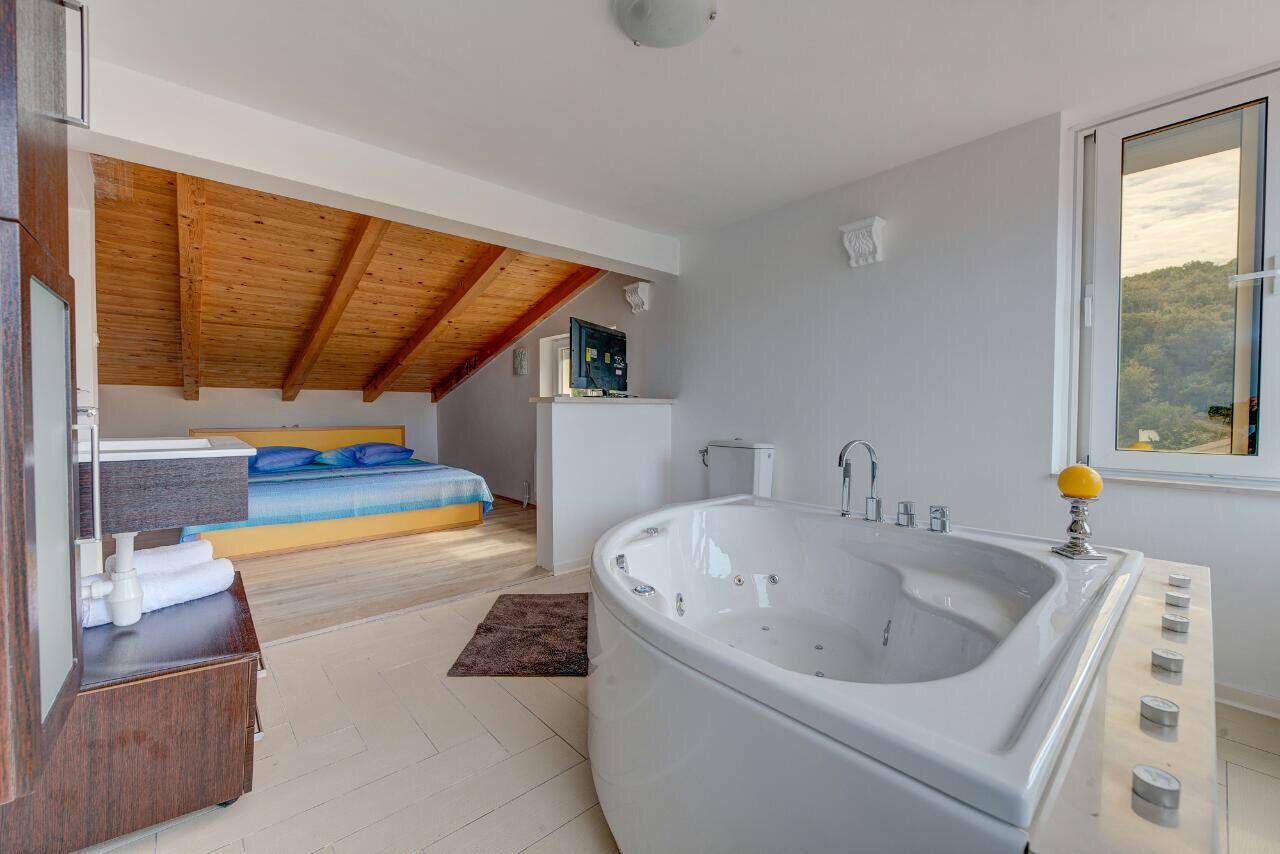 Sakarun loft bedroom with jacuzzi bath